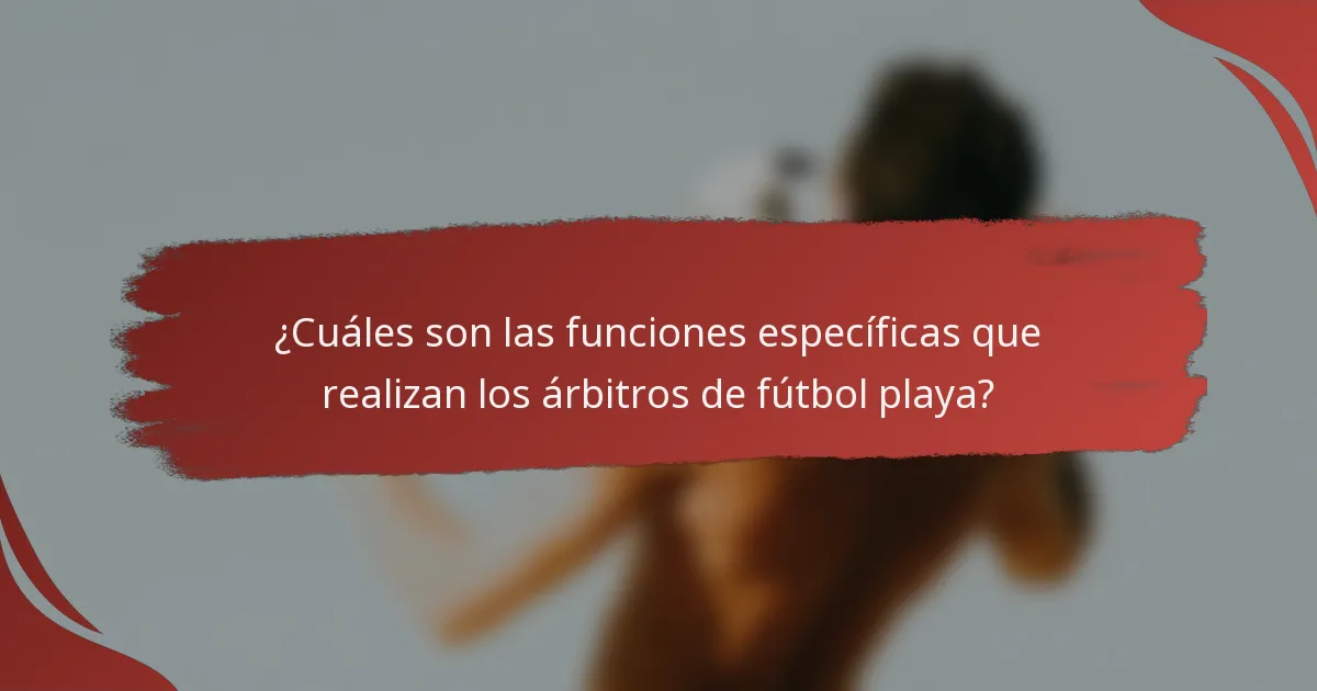 ¿Cuáles son las funciones específicas que realizan los árbitros de fútbol playa?